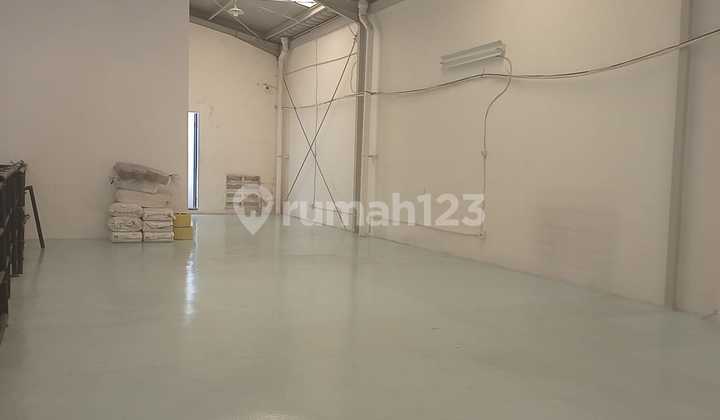 Dijual Gudang Aeropolis, Tangerang. Luas Tanah: 9x30 (270m2)/ Lb 400m2 An. Listrik 33.000w. Surat Ppjb Note: Bangunan Sudah Renov Ada 1 Lantai Tambahan.. Ada Kantor Di Lantai 2 Yg Dibuat 3 Ruangan 1 Km .Harga Jual: 5.1m Nego Harga Sewa: 200 Jt/ thn