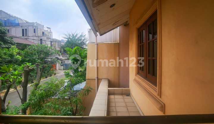 House for Sale. Cempaka Street, Tomang, West Jakarta. Land Area - 242m², Building Area - 350m². Bedrooms - 4, Bathrooms - 3 (1 ensuite, 1 guest). Helper's Room - 1, Helper's Bathroom - 1. Garage - 1 car, Carport - 1 car. Freehold Title. Price 6.5 B (negotiable). 2