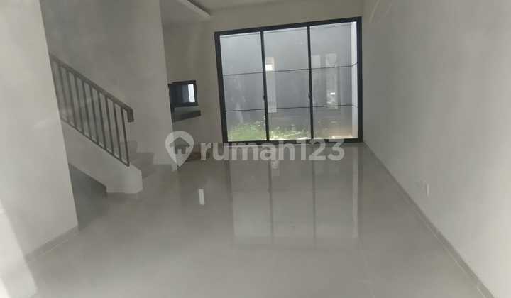 Rumah Siap Huni dalam Cluster Kebayoran Harmony,  Bintaro Jaya, Tangerang Selatan  Lt.   72 m2 Lb.  88 m2 Lantai  2 Listrik  : 2200 watt Carport : 1 mobil KT : 3 + 1 KM : 3 + 1  Harga 2.9 M ( Nego) 