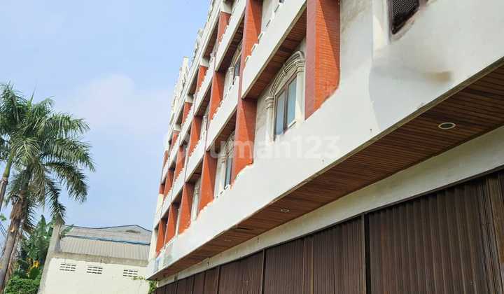 For Rent: Business Space/Seven (7 units) Connected Shophouses, Ready for Occupancy for Any Business. Land Area 1400 m2 (22.5 x 66 m2), Building Area 1900 m2. Electricity 6600 watts with 2 KWH meters (X2). Equipped with Elevator. 4.5 Floors. HGB Certificate. Price 500 million/Year Negotiable.