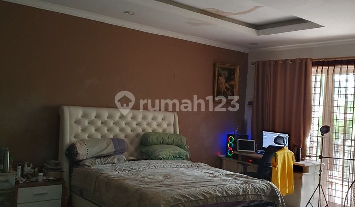 For Sale 2.5-Story House in Citra 2, Kalideres, West Jakarta, Land Size 10 x 20 (200m2), Building Size 320m2, 4 Bedrooms, 5 Bathrooms, 6600w Electricity, Water PAM, SHM Certificate. Note: Boulevard Road *Price 4.35 Billion Negotiable*