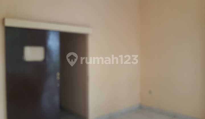 For Sale: Shop House in Cibubur Country * Land Area 4.5x10m² = 45 m² * Building Area 90 m² * 1 Bathroom * Ground Floor Open Space * PLN 2200W Token * Well Water with Jet Pump * Upper Floor Already Partitioned for Rooms * Facing East * SHM Certificate Price 1.1 B Negotiable 2