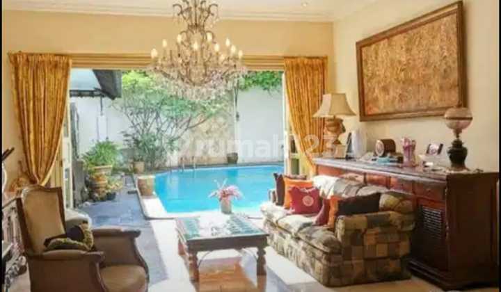 Rumah di Puri mutiara Cipete - Cilandak Jakarta selatan Hadap : Timur - selatan LT : 795 m²  LB :350 m² Kolam renang SHM 1 lantai Posisi rumah di Hoek SHM Kamar tidur : 7 Kamar mandi : 4 Semi furnish Siap huni Harga : Rp 15,5 M - nepis