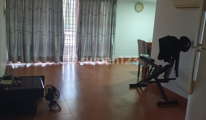 For Sale 2.5-Story House in Citra 2, Kalideres, West Jakarta, Land Size 10 x 20 (200m2), Building Size 320m2, 4 Bedrooms, 5 Bathrooms, 6600w Electricity, Water PAM, SHM Certificate. Note: Boulevard Road *Price 4.35 Billion Negotiable* 2