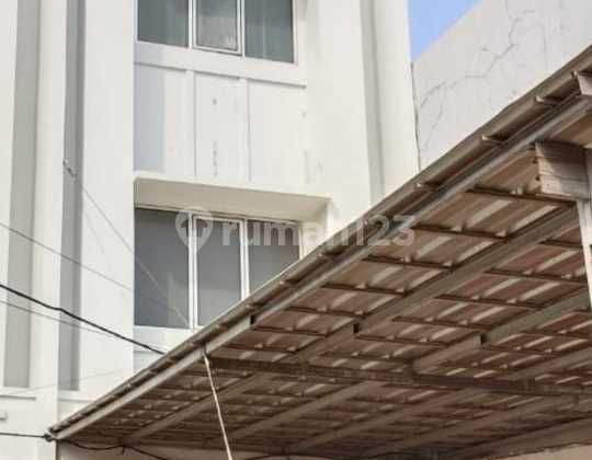 Dijual Ruko Salembaran ,Kosambi Tangerang  Lt : 278 Lb : 185 (3 lt) Wc lt 2 dan lt 3 3lantai Ada kelebihan tanah di blkg +- 150m2 krn bangunan ruko bentuk L  Fasilitas : Air Sumur Listrik : 2200 Harga : 2,1 M nego 