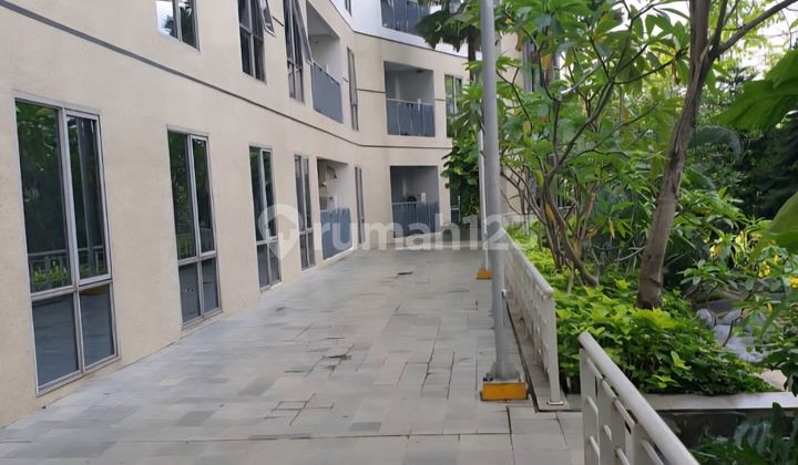 Dijual Apartment The Mansion Jasmine Bellavista Town House Kemayoran Jakarta Pusat Lt 135m², Lb 7.5m² X 18 M =135 M² Kamar Tidur 3 +1 Km Pembantu, Kamar Mandi 3 Letak Di Lantai Dasar Akses Pintu Belakang Lsg Kolam Renang Harga 3.4 M Harga Nego 