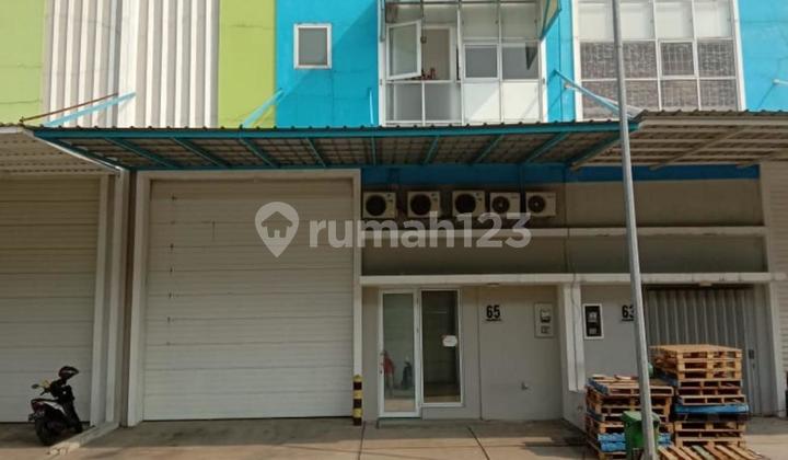 Warehouse for Sale at Sedayu Bizpark, Daan Mogot, West Jakarta. Land Area = 9x20 (180m2) / Building Area 3 Floors @ 9mx15m (400m2) - 1st and 2nd floors as warehouses - 3rd floor as office with glass partitions - SHGB (Building Use Rights) - PLN 10600VA Price 6.5m negotiable Warehouse for Sale at Sedayu Bizpark, Daan Mogot, West Jakarta. Land Area = 9x20 (180m2) / Building Area 3 Floors @ 9mx15m (400m2) - 1st and 2nd floors as warehouses - 3rd floor as office with glass partitions - SHGB (Building Use Rights) - PLN 10600VA Price 6.5m negotiable