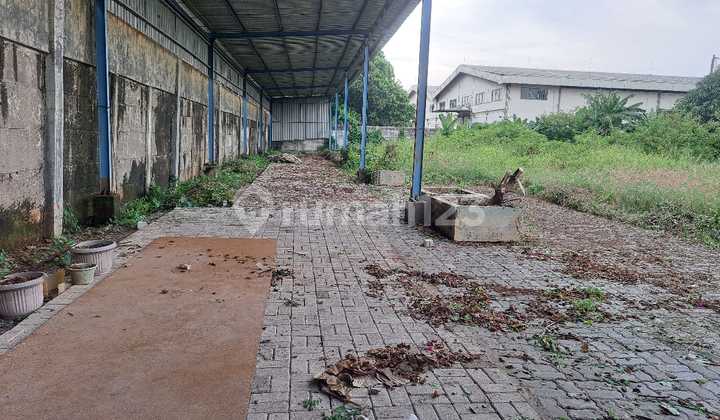 For Rent: Land on Kamal Raya. Size: 30 x 75 m², Area: 2,250 m². Advantages:  
- Strategic Location on Main Road  
- Flood-Free  
- Dense Soil  
- 40-Foot Container Access  
- Close to Warehouse Area  
Price: 450M/year (Minimum 2 Years) Negotiable