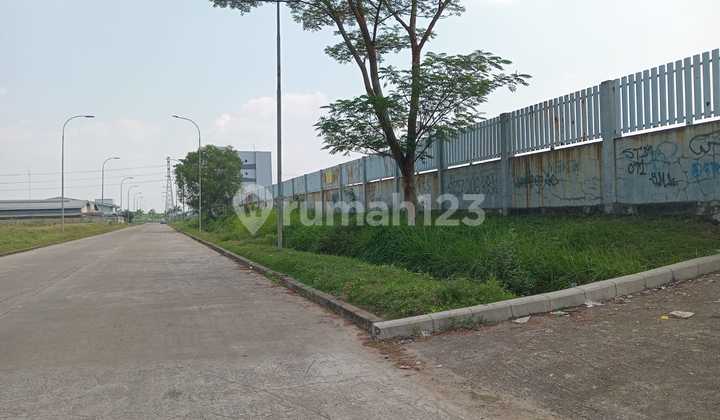 Land for sale located in the modern Cikande area # land area 21,356 meters # SHGB certificate # south facing # 6 km access to toll road # Cikande toll gate # vehicle access # 40-foot container # width 100 meters # length 214 meters # Price 43 M negotiable Land for sale located in the modern Cikande area # land area 21,356 meters # SHGB certificate # south facing # 6 km access to toll road # Cikande toll gate # vehicle access # 40-foot container # width 100 meters # length 214 meters # Price 43 M negotiable