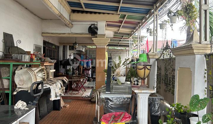 Quick Sale: Prime Land with Old Habitable House in Interkota Indah Complex, Duri Kosambi, West Jakarta. Land Size 19.5 x 15 (293m²), Building 1.5 Floors, 4+1 Bedrooms, 2+1 Bathrooms, Running Water, 4400W Electricity, Facing East & North, SHM Certificate, Fronts Park. Price 3.9 Billion (Negotiable) (Can Build 3 Houses). 2