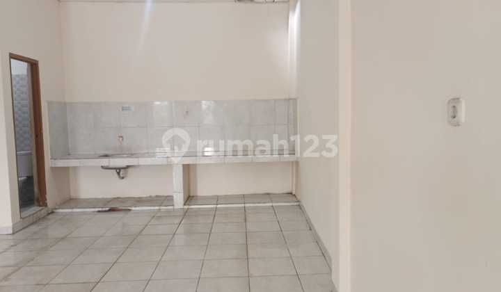 For Rent: Shop House in Block DKI, North Meruya, West Jakarta, New 3-Story Shop House, 4.5 x 15 Meters, 4400W Electricity, Bore Well Water. North Facing, Annual Rent 125 Million. 2