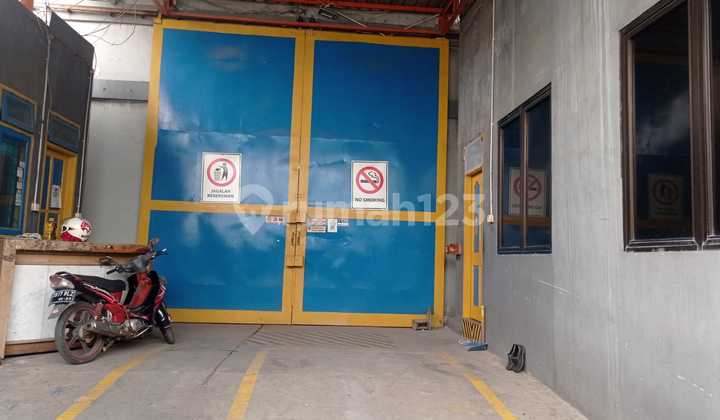 Warehouse in Nusa Indah Jurumudi Area, Tangerang  
Land Area: 586 m2  
Building Area: 430 m2  
SHGB (Certificate of Building Rights)  
24-hour security & well-managed parking  
Price: 8.5B (negotiable)