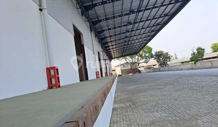Warehouse for Rent in Cikarang Land Area: 1.9 Ha Building Area: 10,000 M2 Certificate: SHGB Rental Price: 60,000 / M²/Month - Negotiable Electricity: per Chamber 6,600 Watt Water: Available Loading Dock: Available VAT and PPH: 11% PPH Deduction Minimum Lease: 3 Years Ceiling Height: 9 meters at the edges, 12 meters in the center Warehouse for Rent in Cikarang Land Area: 1.9 Ha Building Area: 10,000 M2 Certificate: SHGB Rental Price: 60,000 / M²/Month - Negotiable Electricity: per Chamber 6,600 Watt Water: Available Loading Dock: Available VAT and PPH: 11% PPH Deduction Minimum Lease: 3 Years Ceiling Height: 9 meters at the edges, 12 meters in the center