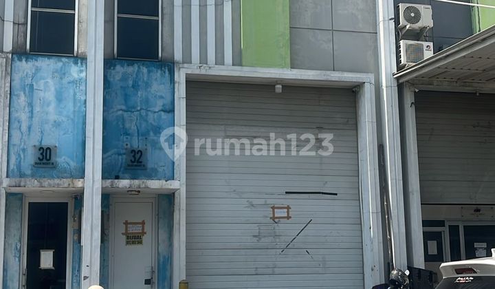 Warehouse for Sale in Sedayu Bizpark, Daan Mogot, West Jakarta. Land Area = 9x20 (180m2) / Building Area 3 Floors @ 9mx15m (400m2) - 1st and 2nd floors are warehouses - 3rd floor is a glass-partitioned office - SHGB - PLN 10600VA Price 6.5m negotiable Warehouse for Sale in Sedayu Bizpark, Daan Mogot, West Jakarta. Land Area = 9x20 (180m2) / Building Area 3 Floors @ 9mx15m (400m2) - 1st and 2nd floors are warehouses - 3rd floor is a glass-partitioned office - SHGB - PLN 10600VA Price 6.5m negotiable