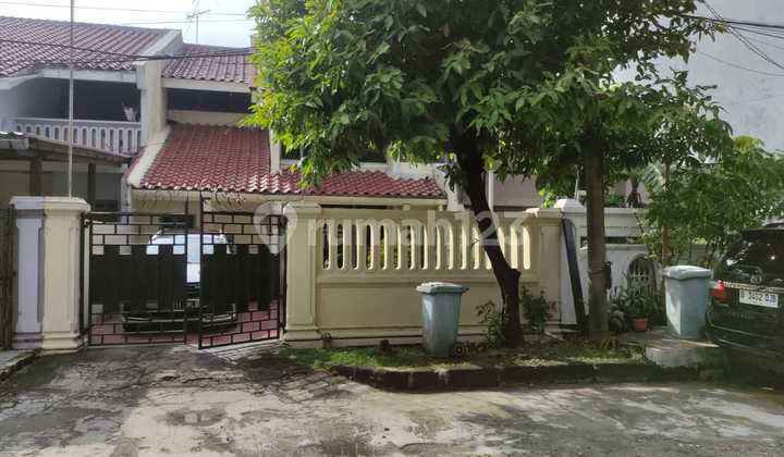 Di Jual Rumah  di Jl. Pluit Mas 3,  Jembatan Tiga  Pluit, Jakarta Utara. LT 7x25 (200m2) LB 150m2 KT 4+1.   KM 3 Listrik 3500w.  Air PAM Hadap barat Surat SHM Note:  Jalan 3 mobil  carport 2 mobil Dekat Rs family Harga 4.8m nego
