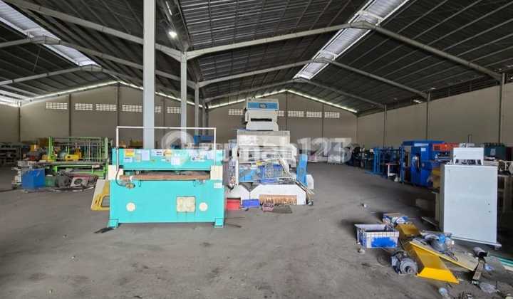 Di Jual Bangunan Pabrik & Gudang Siap Pakai Bulakan Bitung Jaya Dukuh Cikupa Tangerang 4 Km Dari Tol Bitung, Lt ; 1 Ha Lb; 6000 M2 Ada Kantor & Mess Listrik; 66.000 Watt Surat; SHM Akses Kontainer, Bebas Banjir Bangunan Msh Baru Harga Rp 33 M Nego