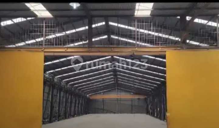 Warehouse for Sale in Kavling DPR Cipondoh, Tangerang  
Land Area: 3,200 m²  
Building Area: 2,750 m²  
Two-story office (144 m²)  
SHM Certificate  
Can accommodate 40ft containers  
Flood-free  
For Sale: Rp 31 Billion (negotiable)  
For Rent: Rp 1.5 Billion/year (negotiable)