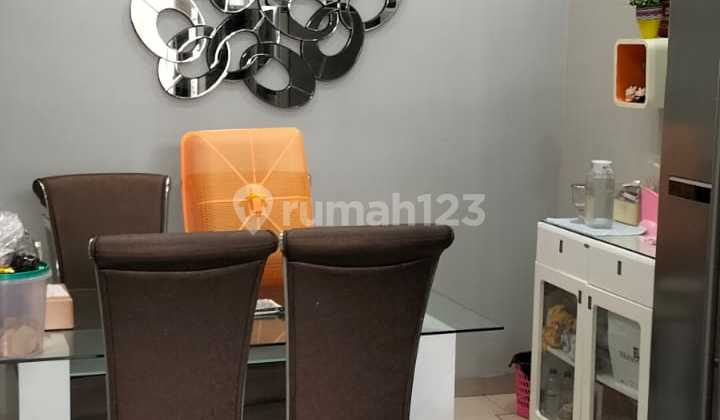 Dijual Rumah di Duta Garden  Cluster Westwoos  SHM LT. 8m2  x 17m2  (136 m2 ) LB 200 m2 KT. 4+1    KM. 3+1 Listrik 4400  Air pam 2.5 Lantai Hrg 3.250 M   nego