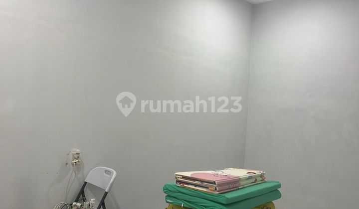 Dijual Rumah 1 Lantai di Citra Garden 5, Kalideres, Jakarta Barat. LT 8X16 (128M2)/Lb 80M2 Kt 2. Km 1 Listrik 4400W. Air Pam/Wtp Hadap Tenggara Surat SHM Note: Furnished. Baru Renovasi, Plafon Tinggi; Baja Ringan, Atap Baru. Harga 2.5M Nego 2