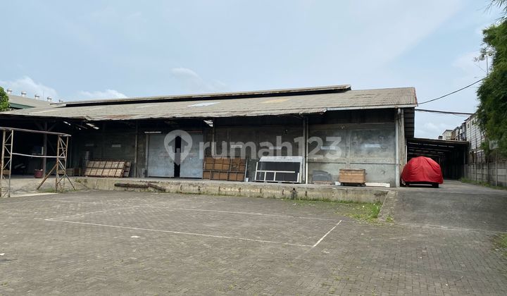 Warehouse for Rent on Jln Peternakan Kapuk, Kapuk, West Jakarta. Ready-to-use warehouse with land area of 10,000 m2, building area of 6,000 m2, 40-foot access. Ready to use. Price 55 thousand/m2/month negotiable. Total rental price 3.9 billion negotiable/year. Warehouse for Rent on Jln Peternakan Kapuk, Kapuk, West Jakarta. Ready-to-use warehouse with land area of 10,000 m2, building area of 6,000 m2, 40-foot access. Ready to use. Price 55 thousand/m2/month negotiable. Total rental price 3.9 billion negotiable/year.