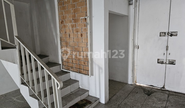 For Sale: 3-Street Shop (Ruko) on Ciputat Raya, Next to BCA Bank, Strategic Location by the Main Road  
Land Area: 217 m²  
Building Area: 250 m²  
Consists of 2 Buildings  
Comes with 2 SHM Certificates: 96 m² + 121 m² = 217 m²  
Price: 2.8 Billion (Negotiable) 2