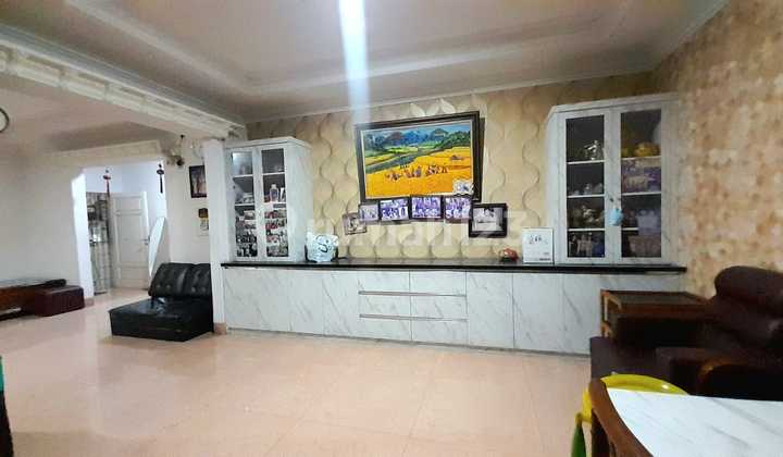 Di Jual Rumah di  Danau Sunter Utara,  Sunter Perumahan STS  Jakarta Utara LT : ± 195 m2  ( 13m X 15m2 ) LB : ±350 m2 Lantai : 3¼ lantai Kamar Tidur :7 +1 Kamar Mandi : 7 Hadap : selatan barat Sertifikat : SHM Harga : Rp 7 M nego