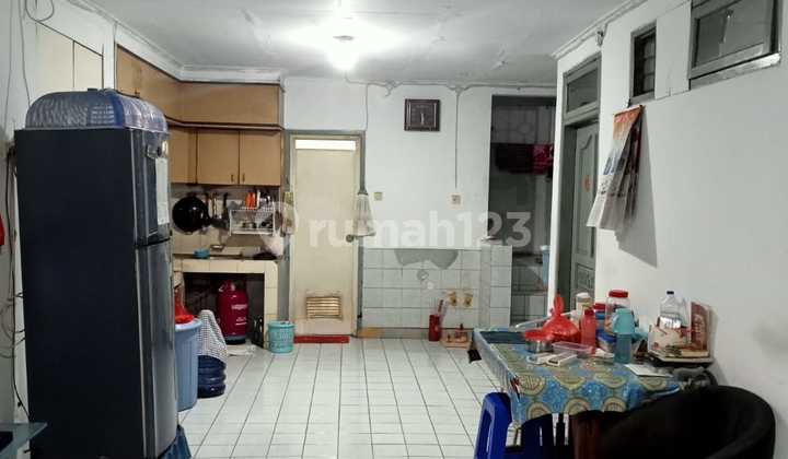 Pasar Baru House, Central Jakarta. - 2nd Floor - Land Area: 79m² - Building Area: 148m² - Bedrooms: 4+1 - Bathroom: 1 - Move-in Ready - South Facing - SHM (Certificate) - Water Supply - 3500w Electricity - Price: 900 Million / Negotiable 2