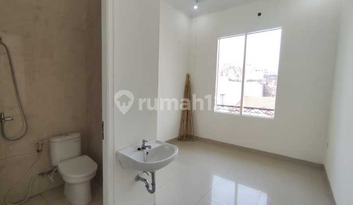 Rumah Hook Cantik di Citra 2- Luas Tanah 270- Luas Bangunan 340- Tingkat 2,25 Lantai- 4+1 Kamar Tidur- 4+1 Kamar Mandi- Listrik 4.400 Watt- Hook Timur - Selatan- SHM Harga 4,9M Nego 2