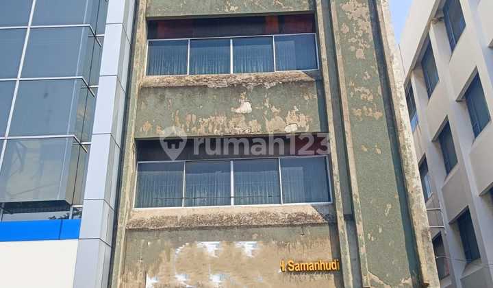 DIJUAL MURAH BUTUH CEPAT RUKO DI JL.H SAMANHUDI PASAR BARU JAKARTA PUSAT  Sangat Cocok Untuk Usaha Perbankan atau Perkantoran  LT 104m ( 6,5 x 16 ) Bangunan 4 Lantai (400m)  KM 3 Listrik 4400w Air PAM  SHGB  Harga 8,2M (nego) 