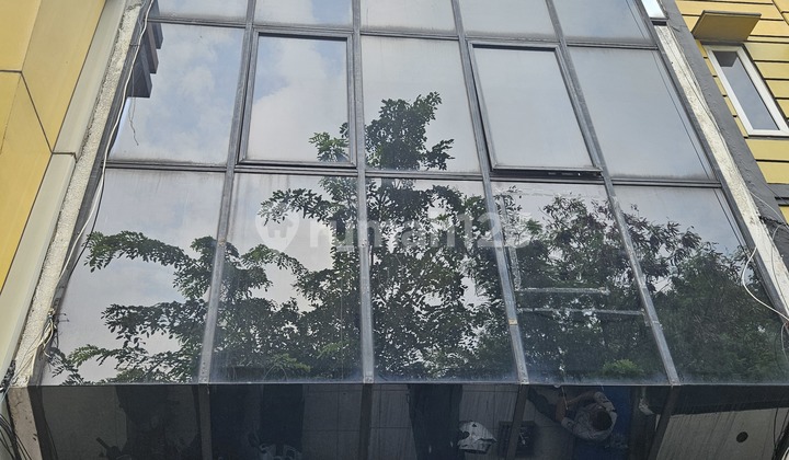 For Rent: Shop House in Sunter Danau Utara, next to Bank Artha Graha, North Jakarta. Land area 125 m2 (5 x 25 m2), building area 375 m2, 3 floors, ready to occupy. Includes 6 AC units, 2 bedrooms, 2 bathrooms, south-facing. Water supply available, parking space 10 m2. Rental price IDR 150 million/year (negotiable). For Rent: Shop House in Sunter Danau Utara, next to Bank Artha Graha, North Jakarta. Land area 125 m2 (5 x 25 m2), building area 375 m2, 3 floors, ready to occupy. Includes 6 AC units, 2 bedrooms, 2 bathrooms, south-facing. Water supply available, parking space 10 m2. Rental price IDR 150 million/year (negotiable).