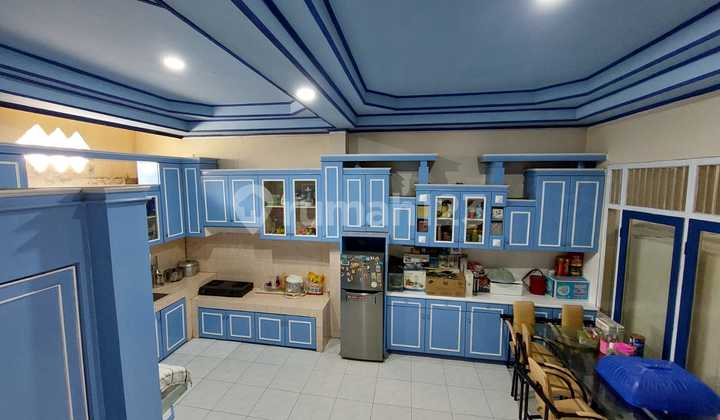 Dijual Rumah Siap Huni Perumahan Citra 1 Ext, Kalideres 2 Lantai Lt : 6 X 20 M² Lb +/- : 185 M² Kmr Tidur : 5 +1 Kmr Mandi : 2 (Didalam Kamar Utama 1 & 1 di Samping Dapur) Garasi : 2 Mobil Listrik : 2,200 Watt Row Jalan Besar Harga 1,750 M Nego 2