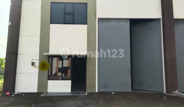 Warehouse for Sale / Rent in Pergudangan Angkasa The Airport City, Teluknaga, Tangerang. Land Area: 290 m² Building Area: 190 m² First Floor: Warehouse Space + 1 Toilet Second Floor: Office Space (8 × 5 m) Certificate: HGB Price: 3.71 Billion Net Rent: Rp 145 Million/Year Minimum 2 Years