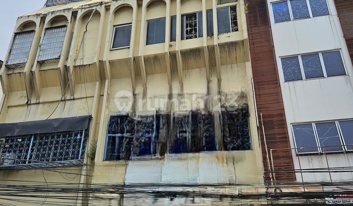 Shop House for Rent, Strategic Location in Kebon Jeruk, West Jakarta. Next to Palapa Market. Suitable for Various Businesses: Motorcycle Spare Parts, Gold Shops, Restaurants, and Other Commercial Uses. Size: 5 x 17.5 m², Land Area: 87.5 m², Building Area: 350 m², 4.5 Floors, SHM Certificate. Price: 300 Million IDR/Year (Negotiable).