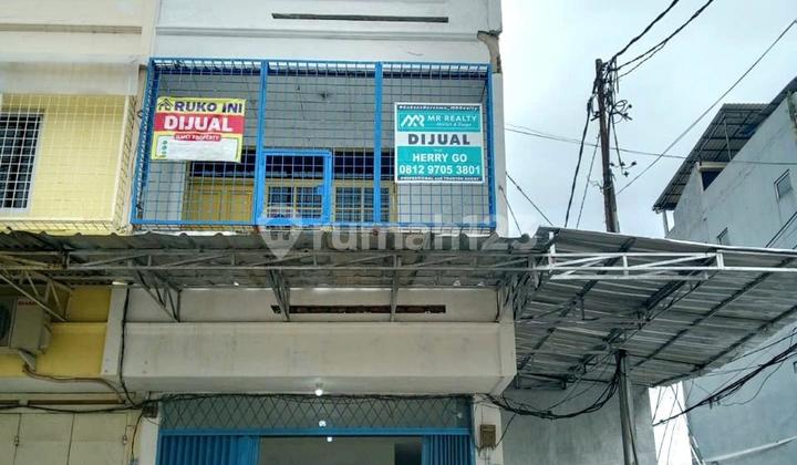 For sale 3-story shop house on Jl. Duri Kosambi, Kosambi, Cengkareng, West Jakarta. Land area: 88m2 (shop house: 4x13.5; Warehouse: 2.7x9.5m2) Building area: approx. 188m2, 5500w Electricity, Bathrooms: 4, SHM Certificate, Price 2.5m negotiable. Note: Corner shop house; small warehouse beside it.