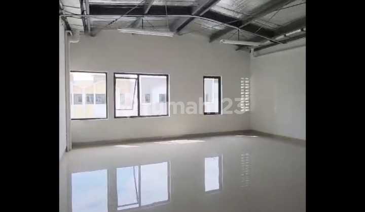 Warehouse in Taman Tekno BSD - Brand New, Never Used - PPJB (Split Certificate After Full Payment)
Land Area: 120 m² (6 x 20 m)
Building Area: 110 m²
Electricity: 6600 W
Facing West
Municipal Water Supply
Toilet on the 1st Floor
Mezzanine for Office Use
Price: Rp 3.4 Billion - Negotiable Warehouse in Taman Tekno BSD - Brand New, Never Used - PPJB (Split Certificate After Full Payment)
Land Area: 120 m² (6 x 20 m)
Building Area: 110 m²
Electricity: 6600 W
Facing West
Municipal Water Supply
Toilet on the 1st Floor
Mezzanine for Office Use
Price: Rp 3.4 Billion - Negotiable
