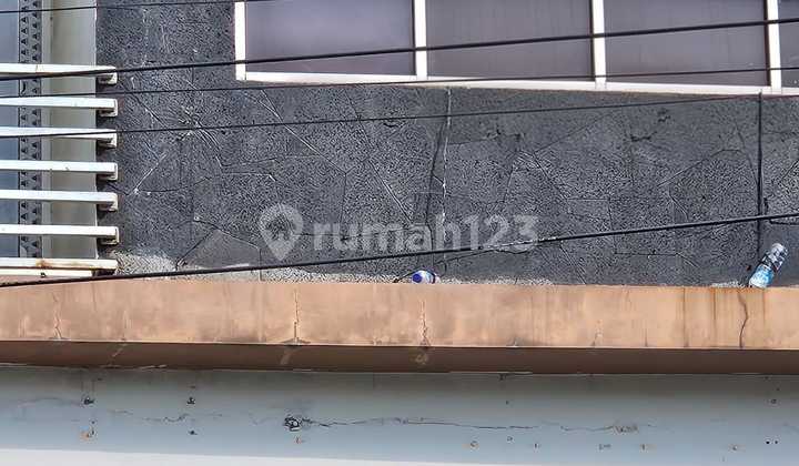 For Rent: Shop House on Raya Kemanggisan, West Jakarta. Strategic Location. Land Area 72 m² (5.5 x 13 m²). Building Area 286 m². 4 Bathrooms, Bath per Floor. 4 Floors. West Facing. Electricity 11,000 Watt. Rental Price 235 Million Per Year.