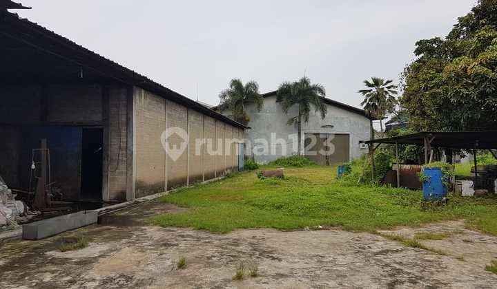 For Rent: Warehouse on Imam Bonjol Street, Karawaci, Tangerang City. Land area 4600 m2, building area 2100 m. SHM, IMB, electricity 53,000 kVA. Former plastic pellet factory. Can accommodate 40-foot containers. Close to toll road access. Rental price: 1 billion negotiable.