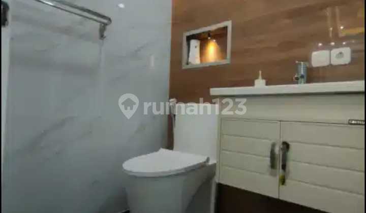 Di Jual Rumah Taman Royal 1 Mewah - Semi Furnish Lt : 264 M² (12 X 22) Lb : 490 M² (3 Lantai) Shm Kt : 7+1 Km : 5+1 Ada Ruang Karaoke Lantai Full Granit Row Jalan 12 M Listrik 7700 W Hadap Timur Security 24 Jam One Gate System Harga : Rp 5,15 M - Nego 2