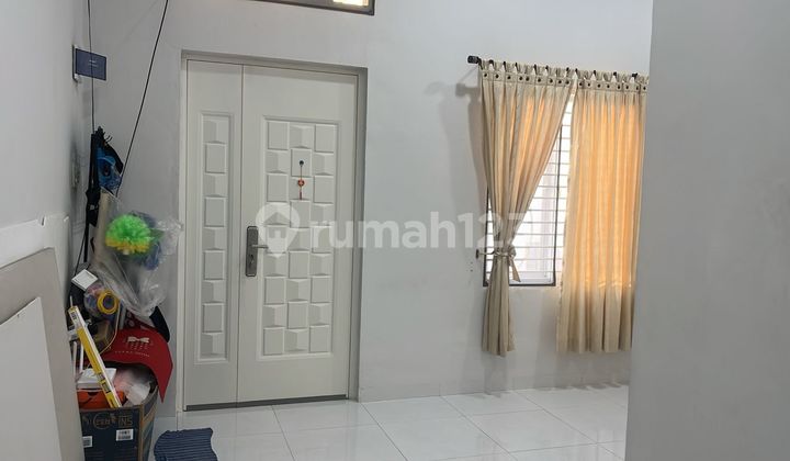 Dijual Rumah 1 Lantai di Citra Garden 5, Kalideres, Jakarta Barat. LT 8X16 (128M2)/Lb 80M2 Kt 2. Km 1 Listrik 4400W. Air Pam/Wtp Hadap Tenggara Surat SHM Note: Furnished. Baru Renovasi, Plafon Tinggi; Baja Ringan, Atap Baru. Harga 2.5M Nego