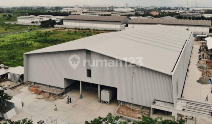 For Sale Ex Furniture Factory Located in Modern Industrial Area Cikande, Serang Regency, Banten- Land Area 3 Ha- Building Area 5,000 m²- 5 Km to Cikamde Toll Road- Container Access- Flood-Free- Good Condition Ready to Use- Ceiling 9-11 Meters- HGB Certificate- Price 70 M Negotiable (Excluding VAT)