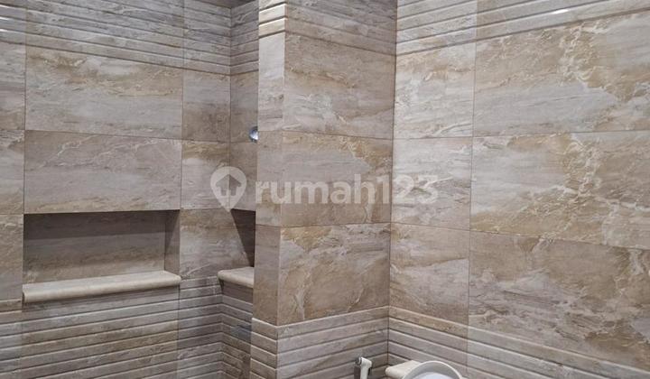 Dijual Rumah  Florence Pik 1  Uk 12 x 20 = 240 m2. LB 400 m2. 2,5 LT Ada basement buat gudang ,  Lantai atas  3kamar tidur Kamar mandi 2  Lantai bawah 1 kamar tidur 1kamar mandi  Laundry room  Hadap Utara SHM  Listrik :5500 Air: pdam Jual 10,5 M  nego