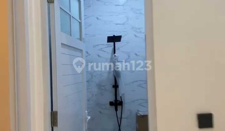 For Sale: Metland Puri House, Unoccupied, Cipondoh Petir, Tangerang. Size: 6x15m², Building Area: 130m², 2.5 floors. Bedrooms: 3+1, Bathrooms: 2+1. Electricity: 3300W, Water: PAM/well. Carport: 1 car, Road Width: 2 cars. SHM Certificate, North-facing. Price: 2.3 Billion IDR, Negotiable. 2