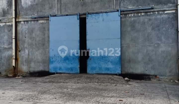 Warehouse for Rent in Tegal Alur Miami Warehouse Complex  
Building Size: 12 x 30 m  
Land Area: 428 m²  
Building Area: 360 m²  
Flood-Free  
Electricity: 2200 watts  
Can Accommodate 40-Foot Containers  
Lease Tax Paid by Tenant  
Available from July 22  
Price: 219 million/year/unit (for a 2-year lease)  
Price: