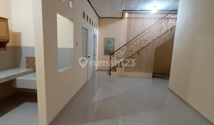 Dijual Rumah Di Lippo Karawaci Cikarang Cluster Meadow Green shm Lt 8 X 20 M2 = 160 M2 Lb 200 M2 Tingkat 1 1/2 Lantai Kt 5. km 3. Hadap Barat Listrik 3500 Watt Harga 1.25 M Nego  1