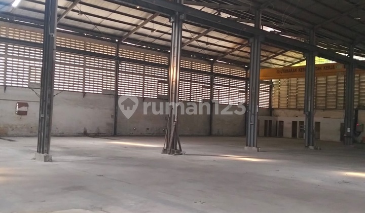 For Rent: Warehouse on Halim Perdana Kusuma Street, Tangerang, Batuceper. Building Area: 2,100 M2. Electricity: According to Tenant's Needs. Flood-Free. Strategic Location with Main Road Access, Can Accommodate 40-Foot Containers. Price: 50,000/m2 (Including 11% VAT). Minimum Lease 2 Years. Total Rental Price: 1.25 Billion.