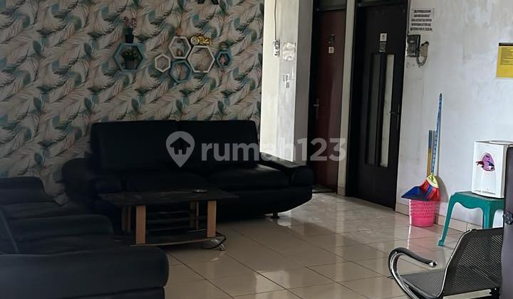 DIJUAL Kost-kostan Tingkat 3.75 lantai di Jalan Peta Barat, Kalideres, Jakarta Barat.  LT 485 m2 (13x37m2) LB 1200m2 Kamar Tidur 56.  Kamar Mandi  56 Kondisi kamar terisi Full. Lantai 1: bisa disewakan ke minimarket. Pasif income. Harga 15 M nego