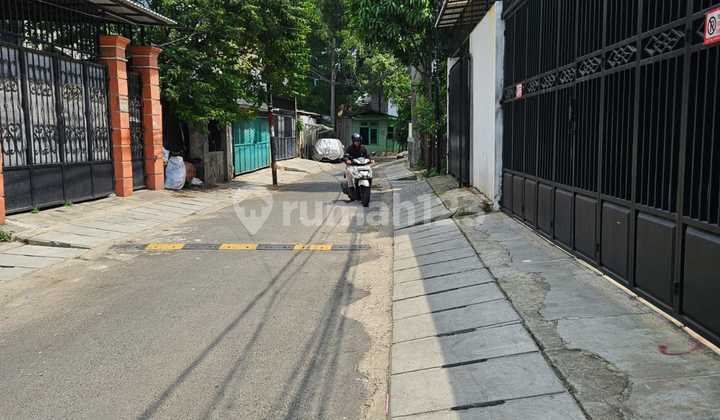 Dijual Rumah Tua di Pintu Air Jakarta Pusat. SHM. LT 176M2 (8X22), LB 128. 3Kt,3Km. Masih Layak Tinggal. Harga di Bawah NJOP, Hanya 4M Nego. Anda Hitung Tanahnya Saja. Cocok untuk Investasi atau Renovasi. Siap Survey. Dijual Rumah Tua di Pintu Air Jakarta Pusat. SHM. LT 176M2 (8X22), LB 128. 3Kt,3Km. Masih Layak Tinggal. Harga di Bawah NJOP, Hanya 4M Nego. Anda Hitung Tanahnya Saja. Cocok untuk Investasi atau Renovasi. Siap Survey.