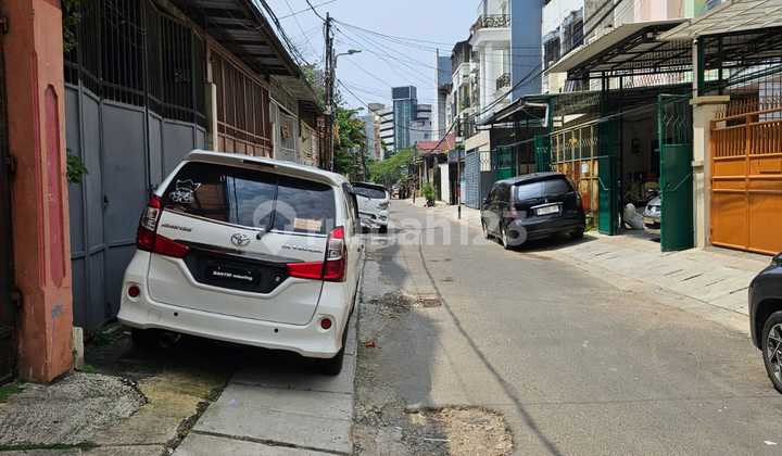 Dijual Rumah Tua di Pintu Air Jakarta Pusat. SHM. LT 176M2 (8X22), LB 128. 3Kt,3Km. Masih Layak Tinggal. Harga di Bawah NJOP, Hanya 4M Nego. Anda Hitung Tanahnya Saja. Cocok untuk Investasi atau Renovasi. Siap Survey. Dijual Rumah Tua di Pintu Air Jakarta Pusat. SHM. LT 176M2 (8X22), LB 128. 3Kt,3Km. Masih Layak Tinggal. Harga di Bawah NJOP, Hanya 4M Nego. Anda Hitung Tanahnya Saja. Cocok untuk Investasi atau Renovasi. Siap Survey.
