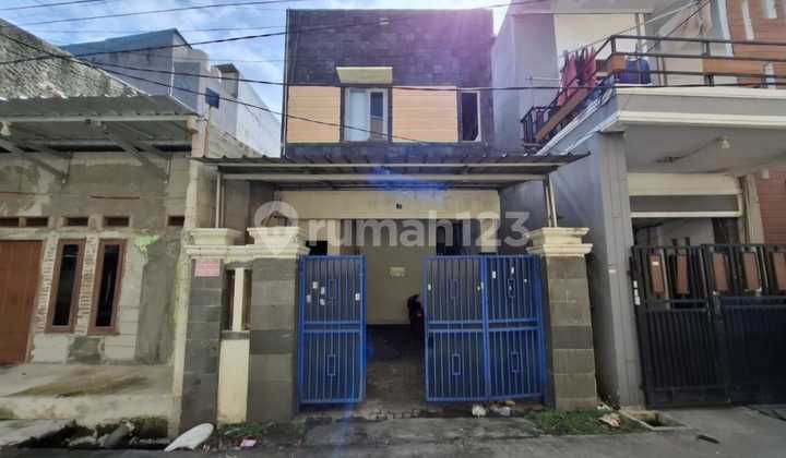 Dijual Kost Bulak Teko, Kalideres Jakbar. Luas Tanah 83M² (6X13), Luas Bangunan 117M², 2 Lantai, 7 Kamar (12M²), SHM. Per Kamar: Ac+Toilet Dalam+Kasur+Lemari, Listrik Token. Parkir Motor, Jalan Lebar 2 Mobil. Potensi Rp126jt/Thn. Harga 1,5M Nego