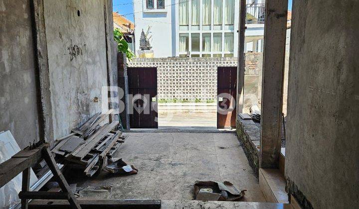 In the semi-finished house, there is still a need for renovation with a mangrove block view at the back. 1